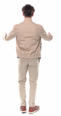 Dikey arka plan videosu, el ele tutuşan, el kol hareketi yapan, havaya yumruk sallayan, zaferi kutlayan, ellerini ceplerine sokan ve beyaz arka planın önünde duran sıradan bir genç adam.