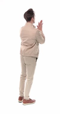 Bej ceketli sıradan bir genç adam. Chino pantolonlu. Çabaları ve cebinde taşıdığı paralar için takımı alkışlıyor.