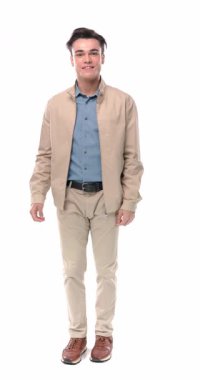 Mutlu genç adam hareket ediyor ve poz veriyor. El ele tutuşup beyaz arka planın önünde duruyor.