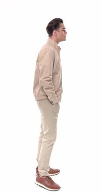 Bej elbiseli çekici bir gencin kuyrukta ileri ve geri baktığı, beyaz arka plandaki parmağıyla başını salladığı ve hoşlanmadığı jestler yaptığı yan görüntü.