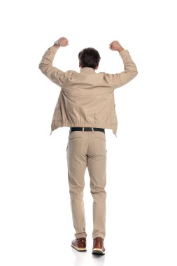 Heyecanlı sıradan bir adamın kafasının üstüne yumruk attığı ve zaferi beyaz arkaplan önünde kutladığı arka plan fotoğrafı.