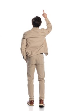 Beyaz arka planda el ele yürürken gökyüzünü işaret eden sıradan genç bir adamın bakışının ardında.