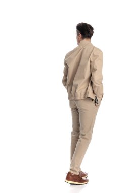 El ele tutuşan ve beyaz arka planda yürürken yan yana duran sıradan bir adamın arka ve yan görüntüsü.