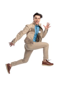 Beyaz arka planda dinamik bir pozda kollarını tutarken havaya zıplayan heyecanlı sıradan adamın yan görünüşü