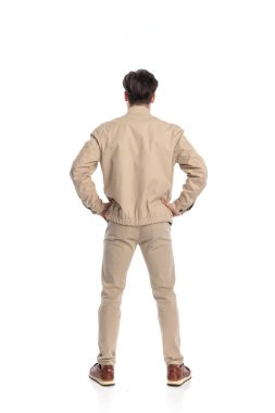 Kalçaların üzerinde el ele tutuşan ve beyaz arka planda duran sıradan genç adamın arka plan görüntüsü.