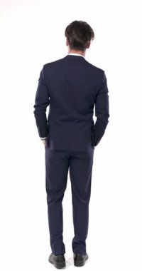 Lacivert takım elbiseli zarif iş adamının arka planda el ele tutuşup beyaz arka planda hareket edişinin.