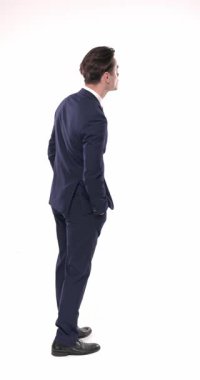 Dikey arka plan görüntülerinde elleri ceplerinde beyaz arka plan önünde eli alnına bakan genç işadamlarının görüntüleri var.