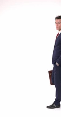 Bavulunu havaya kaldırmış hevesli genç bir işadamı beyaz arka planda yürürken zaferi kutluyor.