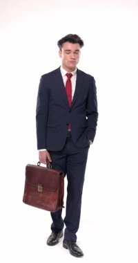 Kendine güvenen mavi takım elbiseli işadamlarının el ele tutuşup beyaz arka planda seksi görünmelerini gösteren dikey bir video.