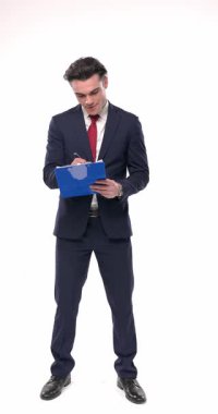 Mavili, lacivert takım elbiseli, kırmızı kravatlı, evrakları imzalayan, askeri selam veren ve beyaz arka planda yürüyüp giden gururlu bir genç.