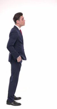 üzgün genç işadamı sırada bekliyor ve önünde duran beyaz arkaplan ile yoğun bir tartışma yapıyor.