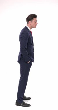 Lacivert takımlı zarif bir adamın, öndeki kişiyle kavga edip beyaz arkaplan önünde çılgınca hareketler yaptığı dikey bir video.