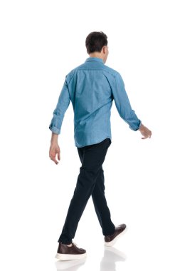 Mavi kot gömlekli genç moda adamının arka planı beyaz arka planda öne çıkıyor.