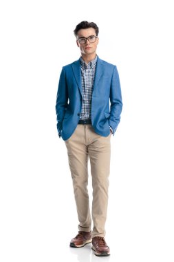 Gözlüklü, cebinde el ele tutuşan ve beyaz arka planda ileriye bakan akıllı, sıradan bir adam.