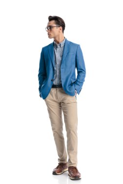 Mavi ceketli seksi genç adam beyaz arka planda el ele tutuşup el ele tutuşuyor.