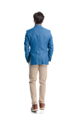 Mavi ceketli, cebinde el ele tutuşan ve beyaz arka planda hareket eden akıllı, sıradan bir adamın arka planı.