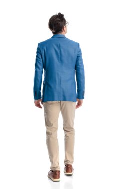 Mavi ceketli sıradan bir gencin beyaz arkaplanının önüne baktığını gördüm.