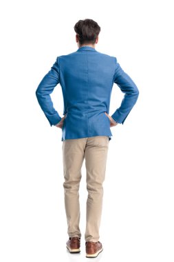 Arka planda genç ve sıradan bir adamın el ele tutuşması ve beyaz arka planda hareket etmesi.