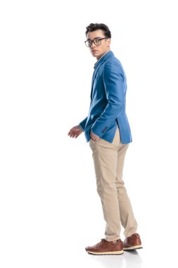 Beyaz arka planda el ele hareket eden gözlüklü çekici genç adamın yan görüntüsü