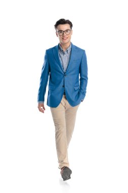 Gözlüklü genç adam beyaz arka planda el ele yürüyor.