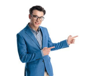 Gözlüklü, kendini beğenmiş, kendini beğenmiş ve beyaz arka planda gülümseyen bir adamın portresi.