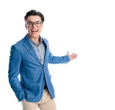 Gözlüklü mutlu genç adam gülümsüyor ve sunum yaparken beyaz arka planda el ele duruyor.