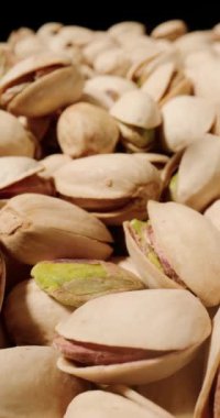 Taze yeşil merkezler ve kremalı kabuklar arasındaki hassas zıtlığa odaklanmış şam fıstıkları ayrıntılı olarak.