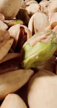 Antep fıstığının makro görüntüsü, kabuklarını yakalıyor ve tohumların zengin, fındık yeşili tonlarını yakalıyor.