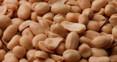 Mükemmel kavrulmuş tuzlu fıstık ve yakın plan çekimde altın sarısı, zengin dokuyu ve Savory cazibesini vurguluyor.