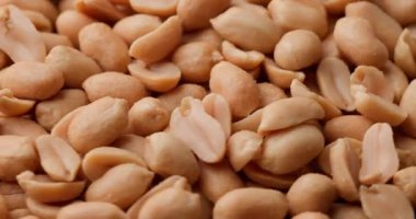 Altın kıtırlı tuzlu fıstık projesinin videosu kabuklarını gösteriyor ve çıtır çıtır detaylarıyla çekiliyor.