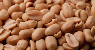 Bir grup tuzlu fıstığın küçük detaylarla yakalanması ve altın kabuklarını göstermeleri ve sağlıklı yağ ve protein kaynakları olmaları.