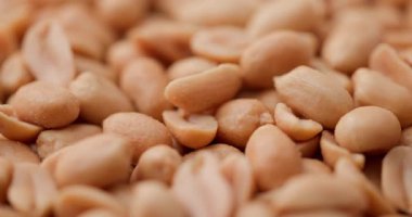 Yakından çekilmiş altın kavrulmuş fıstık zengin dokusunu ve tuzlu kıtırlarını gözler önüne seriyor.