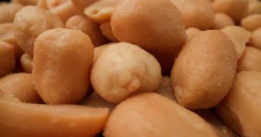 Aşırı yakın planda lezzetli tuzlu fıstıklar zengin, fındıklı yüzeylerini tuzla vurguluyor.