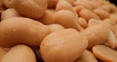 Mükemmel kavrulmuş fıstık, sıcak, altın renginde, lezzetlerinden çıtır çıtır yemeye hazır.