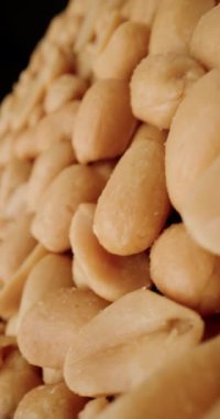 Kıtır kıtır fıstıkların doğal dokusunu ve ince tuz kaplamasını gösteren görüntüsünü kapat.