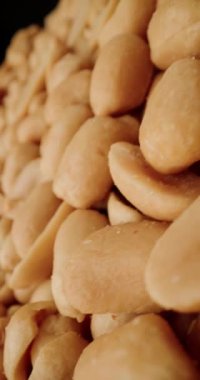 Altın, hafif tuzlu fıstıklar detaylarıyla ele geçirildi, taze ve lezzetli cazibelerini vurgulayarak.