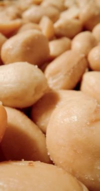 Fıstıkların yumuşak, parlak dış görünüşlerini ve tereyağlı görünüşlerini gösteren yakın plan görüntüsü.