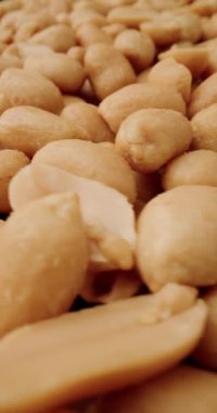 Tuzlu fıstık üzerine makro perspektif, pürüzsüz ve hafif tuzlu yüzeyi vurguluyor