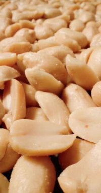 Taze fıstıkların ince parıltılarını ve pürüzsüz dokusunu vurgulayan makro detaylar.