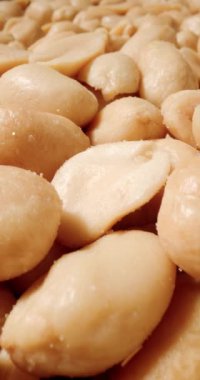 Bir grup tuzlu fıstığın küçük detaylarla yakalanması ve altın kabuklarını göstermeleri ve sağlıklı yağ ve protein kaynakları olmaları.