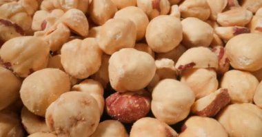 Fındıklı fındıkların kremsi dokusunu, doğal bir toprak görünümü için kahverengi deri ipuçlarıyla vurguladığı videoyu kapat.