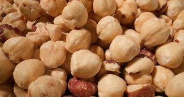 Yakın plan fındıklı, kremalı, pürüzsüz yüzeyine odaklanmış, doğal deri kalıntıları bırakılmış..