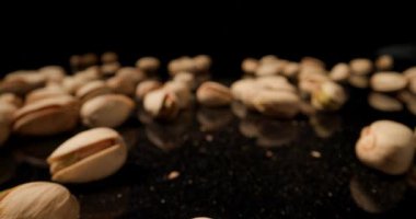Fıstıkların yansıtıcı bir yüzeye düşmesi hareketli bir sıçrama yaratıyor.