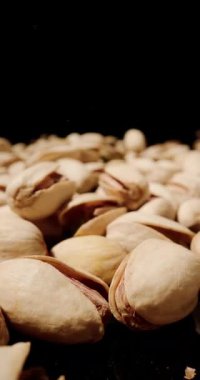 Pürüzsüz, koyu arkaplana çarpan bir şam fıstığı şelalesi.