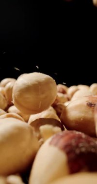 Yukardan bir fındık şelalesi düşüyor, aşağı doğru zıplıyor ve yuvarlanıyor.