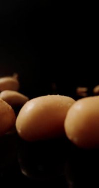 Bir yer fıstığı patlaması öne doğru taşar, kabukları kaotik ve hızlı bir çarpışma yaratır.