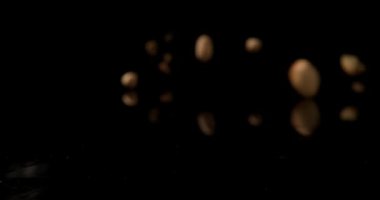 Fıstıklar dümdüz uçar, çatlamış kabukları ve parlak çekirdekleri lense yaklaştıkça netleşir.