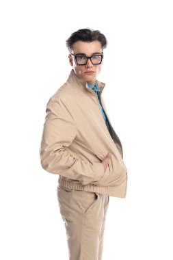 Gözlüklü, el ele tutuşan ve beyaz arka planda duran yakışıklı genç adamın yan görüntüsü.