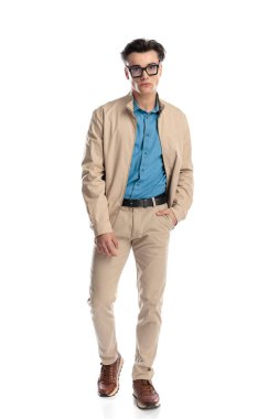 Gözlüklü, el ele tutuşan ve beyaz arka planda yürüyen mutlu genç adam.