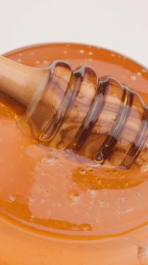 Altın bal damlıyor yumuşak bir girdap, kalın, yapışkan ve tatlı doğada hareket halindeki sıvı altın